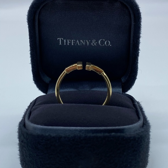 Tiffany T Wire Ring in 18k Gold - Picture 7 of 12